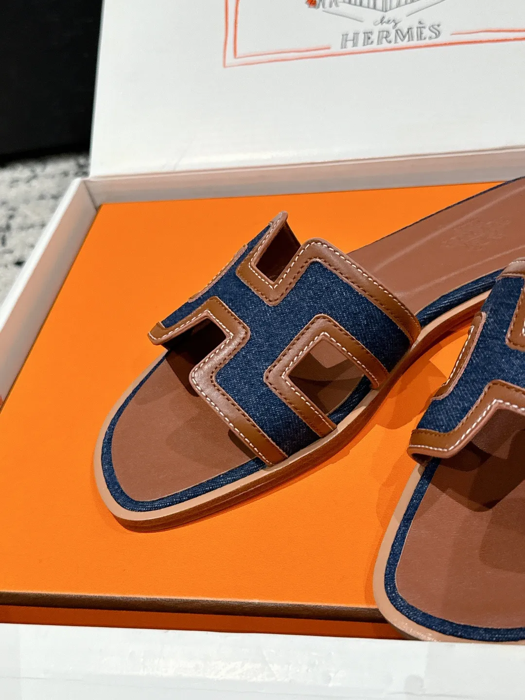 💕💕Factory direct selling price p480💕💕 HERMES Hermès Oran series H classic slippers flat slippers 2025 spring and summer latest color matching family portrait ❤️ Original development Purchasing quality Integrated rhinestones, rivets, palm prints, graffiti, embroidery and other details make the simple H slippers new! Add more matching possibilities! The basic colors and this year’s hot new colors are all with your eyes closed. A must-have item for H fans in summer❤️Every color is beautiful ✔️Upper: cowhide/sheep/hot diamond/denim ✔️Foot: original sheepskin ✔️Sole: Italian A-grade double-layer leather outsole ✔️Size: #35-42 (40.41.42 custom-made, non-refundable)